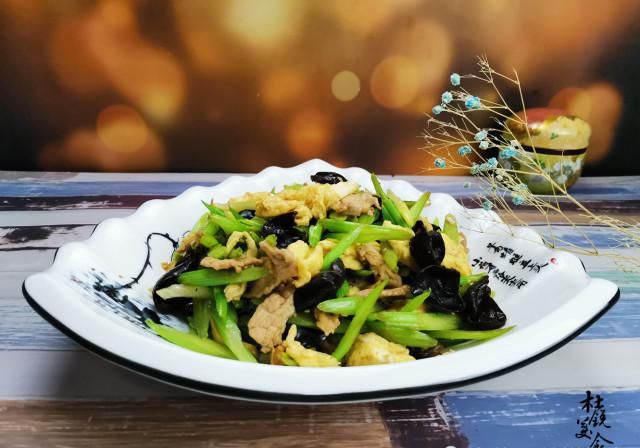  芹菜|1道菜，2种润肠食材，3大营养元素，快给血管肠子洗洗澡