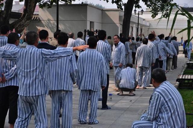 进来|患精神疾病男子持刀在院内乱舞，民警让他出来，他叫嚣：你进来呀