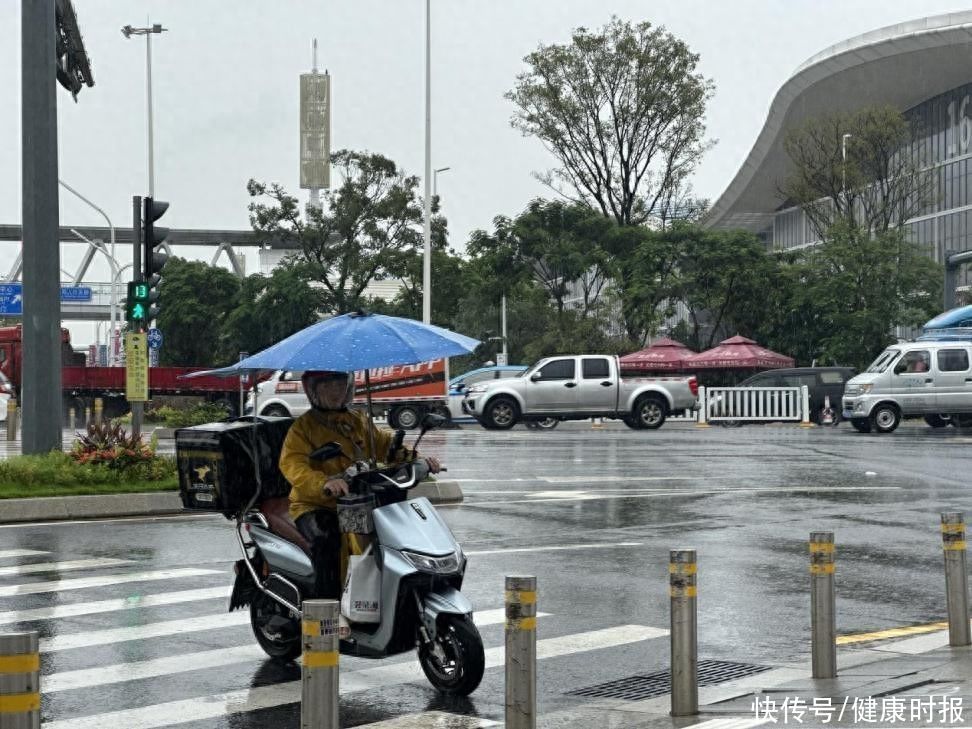 深圳暴雨现场直击：雨势减弱，交通逐步有序恢复