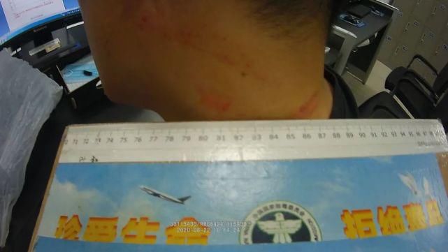 银手镯|新区一男子企图将民警扑倒在地，结果……酒醒后速提“银手镯”