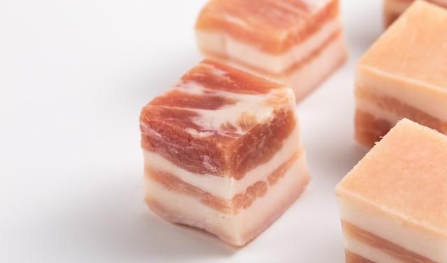  五花肉|五花肉煎土豆做出了干锅的味道，经典美食深入人心，容易上手