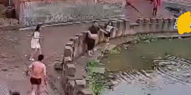  揪心|8岁姐姐为救5岁妹妹跳入水潭，双双被困，挣扎画面揪心