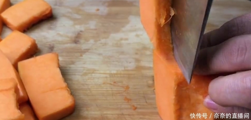 柔软|教你用南瓜做美食,出锅香甜柔软,面包筋道,非常好吃