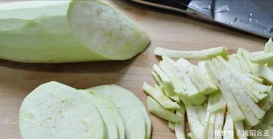 茄丝|炒茄丝有个技巧，茄子提前煸炒，炒出来不黑不油，软滑好吃