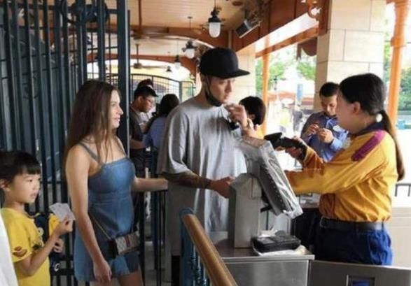 金发|新恋情?蒋劲夫带金发美女酒吧蹦迪被偶遇,曾被两任女友指控家暴
