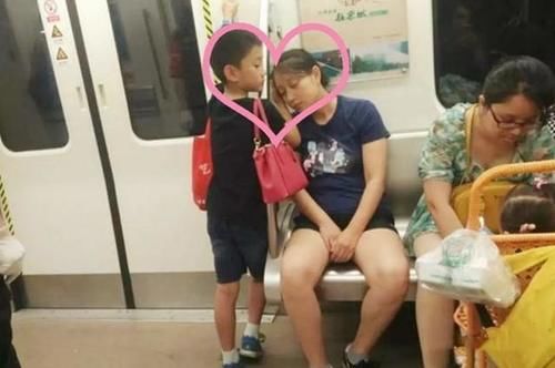 走红|遍地都是熊孩子？姐弟俩地铁上“坐姿”走红，网友：最高级炫富