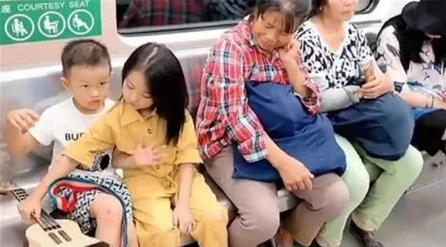 乘客|地铁上姐弟俩的坐姿，让乘客竖起大拇指，这才是“富养”出的孩子