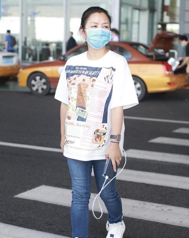 样就能让|何洁现在过的真自由,穿“儿童衫”出门太随便,身材也发福不少