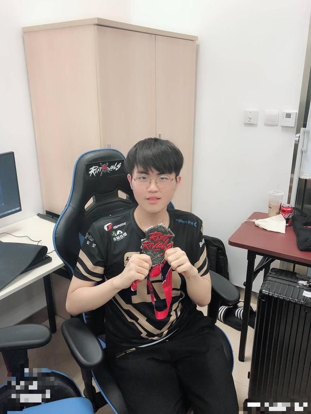  令人|姿态真实身份是声优？模仿小虎说话整懵陪玩，陪玩反应令人意外！