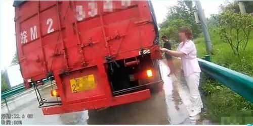  看不起|为逃高速费，货车司机将妻子丢在高速上，交警怒斥：我看不起你
