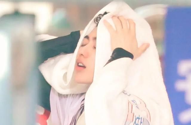  不少人|蔡徐坤《跑男》下水，“脱妆”截图照火了，这脸确定有21岁？