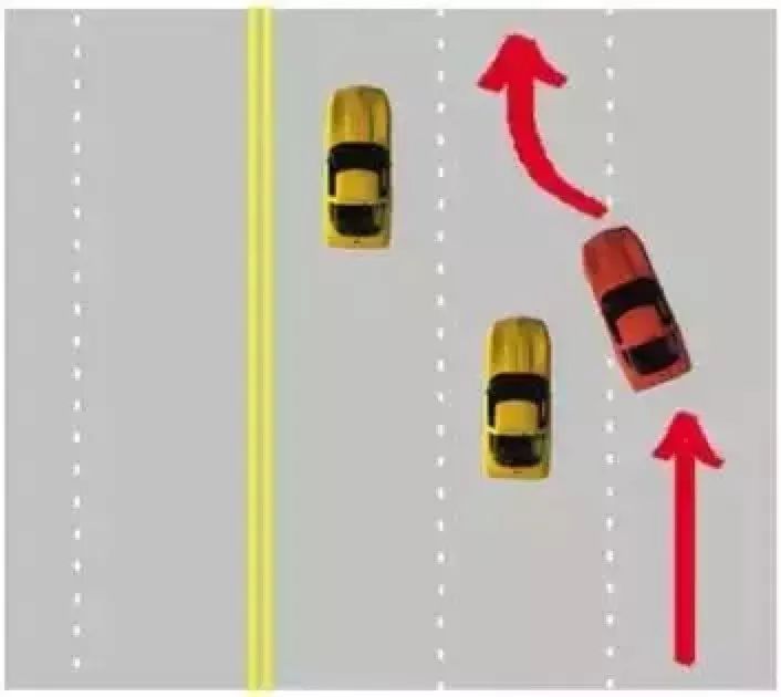  开车|压实线强行变道被举报，扣3分罚款200元，以后开车别再这么“随意”了！