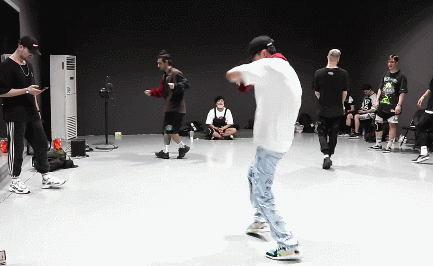  这就是街舞＂,＂fkws＂:＂明星八卦|王一博把鞋带当腰带，练习街舞玩太嗨，野心太大直接下叉拉伤大腿