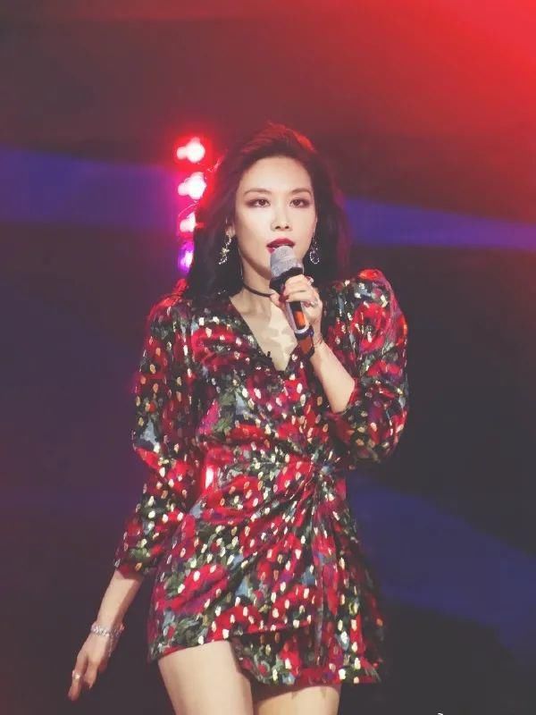 小红书＂,＂fkws＂:＂青年|你的秋冬彩妆新！品！指！南！从平价到贵妇，看这篇就够