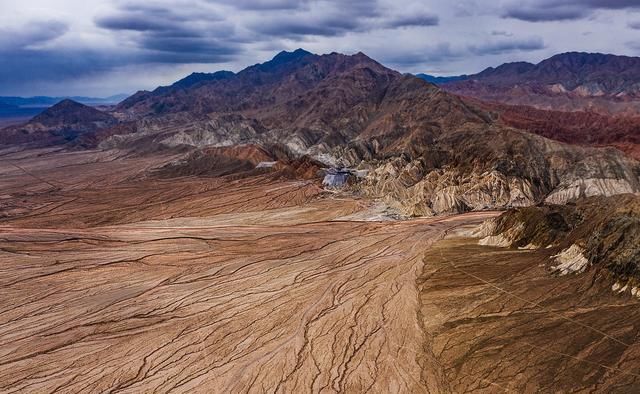  湖水|大柴旦：五彩谷天地雄奇之峻，翡翠湖水云婉约之华，柴达木探秘4