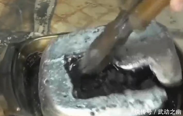 惊奇不已|男子好奇把铝水倒在方便面上,出现的结果让人惊奇不已