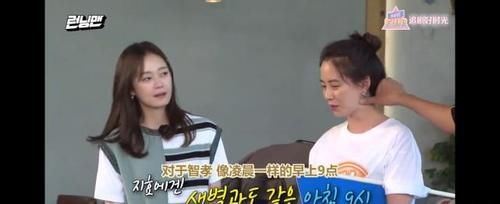  李光洙|宋智孝十年来首次提前到达录制现场 然而这时大家都在注意李光洙的手