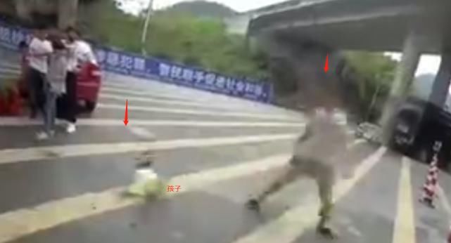  位男子|男子超载被罚，把三岁儿子扔给交警，直接说不要了