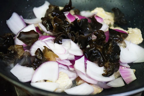 清爽|小炒肉不油腻更清爽的做法,试试加入紫洋葱,网友:这就是我的菜