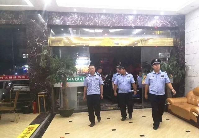 派出所|点赞！文地派出所连续两晚组织民警对文地的酒吧、宾馆、足浴等进行夜巡....