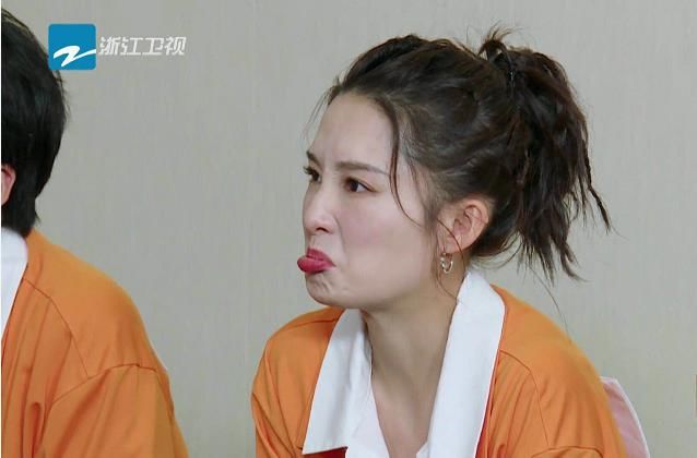  领口|《奔跑吧》李沁嫌衣服领口太大，谁注意到她的救场方式？难怪会火