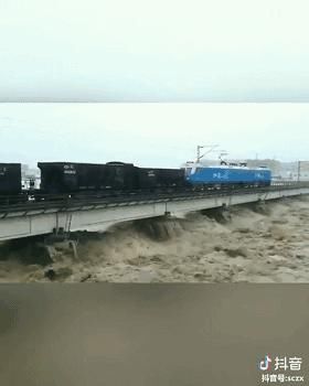  临时|特大洪水来临时，为什么火车要开到桥上停着？