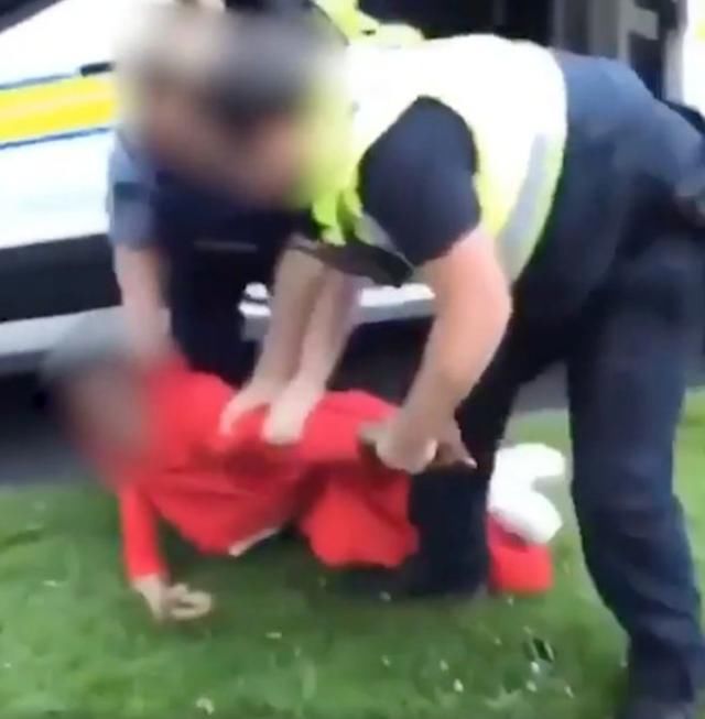  控制|活学活用？爱尔兰少年仅被控制四肢，尖叫：我无法呼吸，警察无语