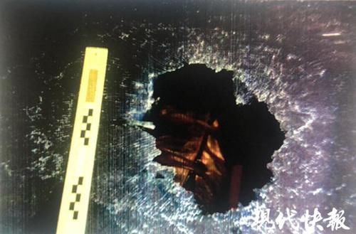 窟窿|看到路虎车牌有一串“8”心生嫉恨,一通拳头砸出大窟窿