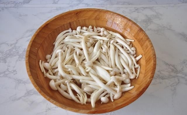 菌菇|初秋，这个菜可以排上日程上餐桌了，又香又酥脆，会管不住嘴的