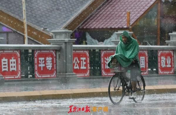 哈尔滨|暴雨过后的哈尔滨丨顷刻间街巷变成一片“海”……