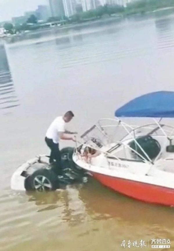 冲过去|私家车撞断护栏坠入临沂沂河，岸边快艇冲过去救人