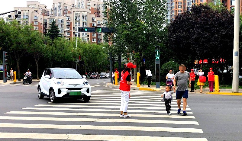 车主|斑马线“站”起来了，行人通过就会竖起一堵墙，车主别想闯