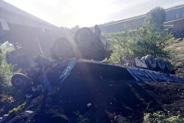  疲劳|【一盔一带】爱是一道伤 疲劳驾驶车辆侧翻桥下 安全带救了他一命