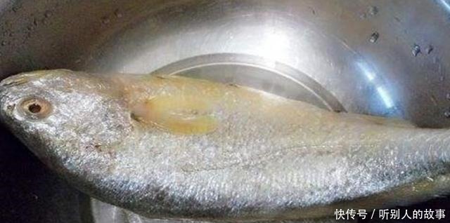 千万别|解冻鱼的时候,千万别泡水,酒店员工教你一招,跟活鱼一样新鲜