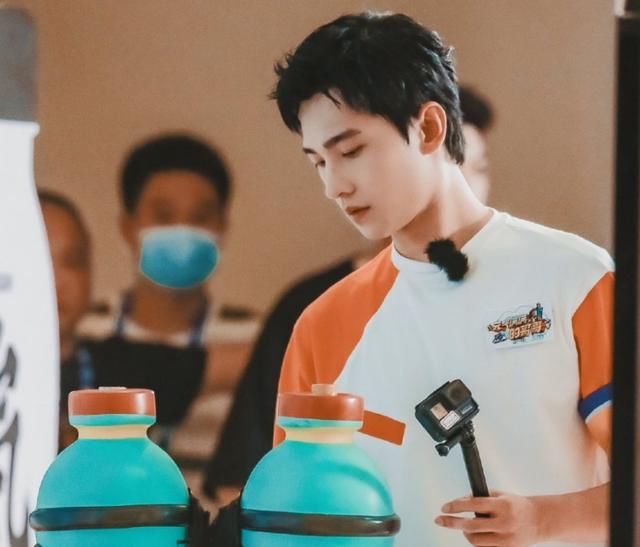 紧贴|杨洋节目下水路透图曝光，衣服湿水后紧贴身体，这肌肉认真的吗