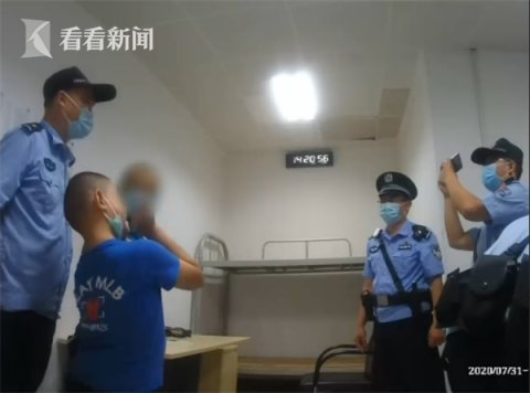 套话|8岁男童进地铁站＂大闹＂ 民警陪做数学题套话...