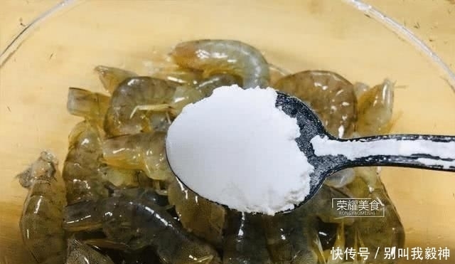 上桌|连壳吞的椒盐虾,一上桌就被扫光,好吃到忘记吃饭,教你怎么做吧