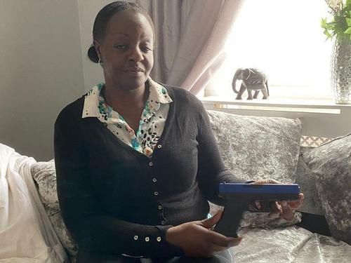  男孩|英12岁黑人男孩在家玩玩具枪，竟被25名警察武装包围被吓坏