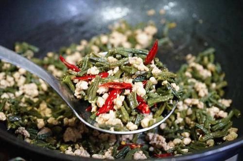  夏季|豆角干，不止炖肉香，夏季快炒几分钟，出锅前就香气飘出，吃不够