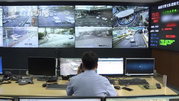  两轮摩托|看呆交警！男子驾套牌摩托连闯6个红灯被扣63分