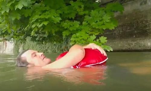 本杰明|男子因上班受够了拥堵的道路，每天游泳2公里去上班