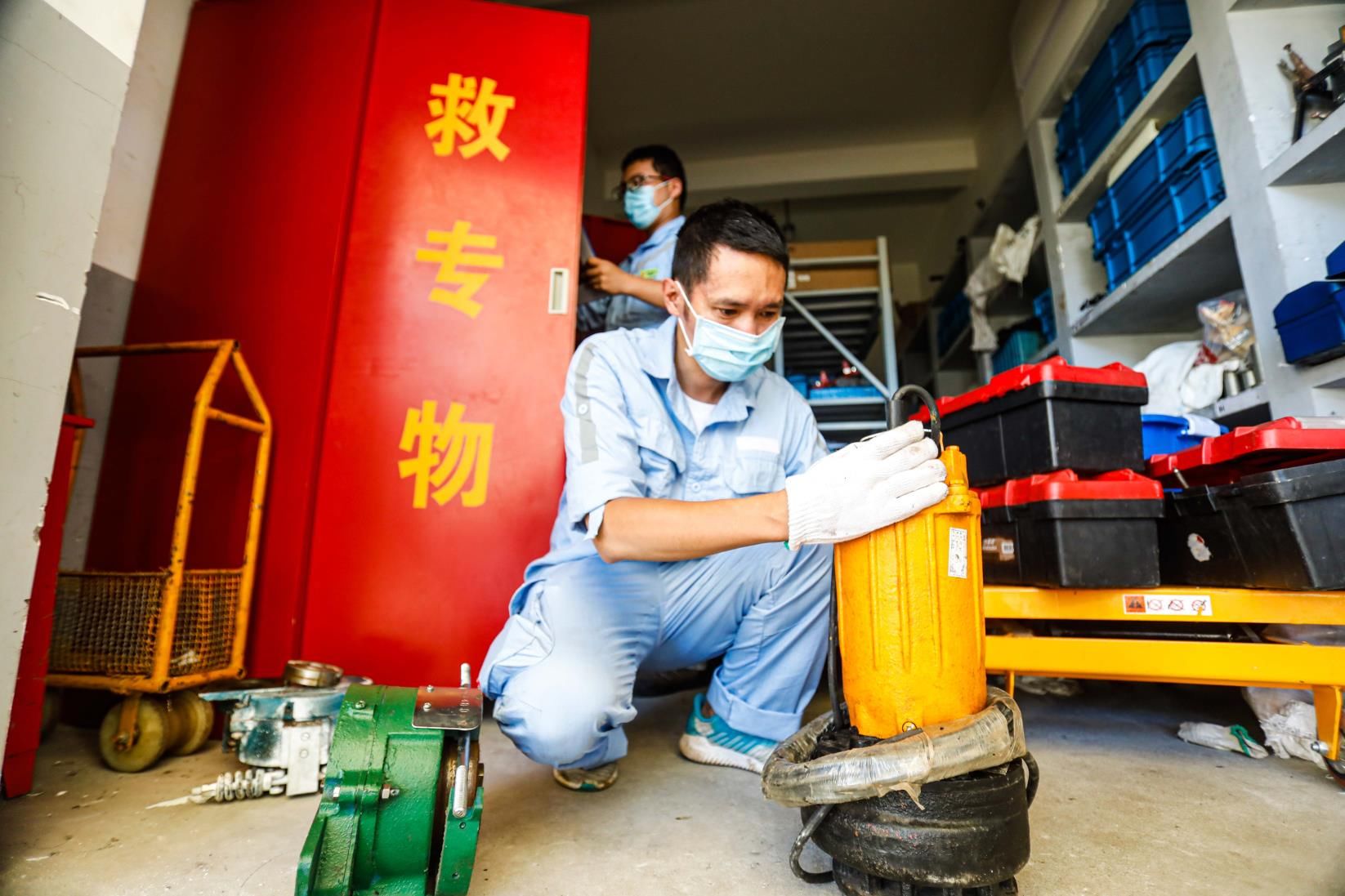 加紧|122架信号机、74台电动转辙机，没问题！台风来临前，他们顶着烈日，加紧巡检