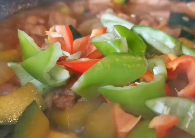 土豆|土豆别直接炒着吃,教你新吃法,加一个南瓜,上桌连汤汁都不剩