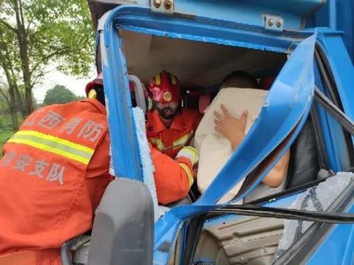  被困|货车追尾，车头变形，有人被困！消防员上演15分钟紧急救援