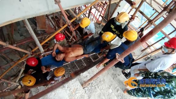  广东|广东一男子工地意外坠落，4根钢筋插穿身体