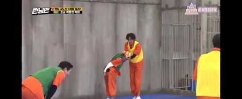  李光洙|宋智孝被李光洙揪着领口前进 麦克风都被扯掉了 大骂对方“你这家伙”