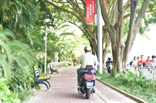 千万别|千万别这样骑电动车,交警正在严查整治!被抓一次罚50元