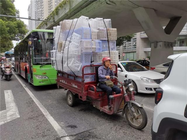  这辆|都司路口，这辆电三轮疯狂载货太危险