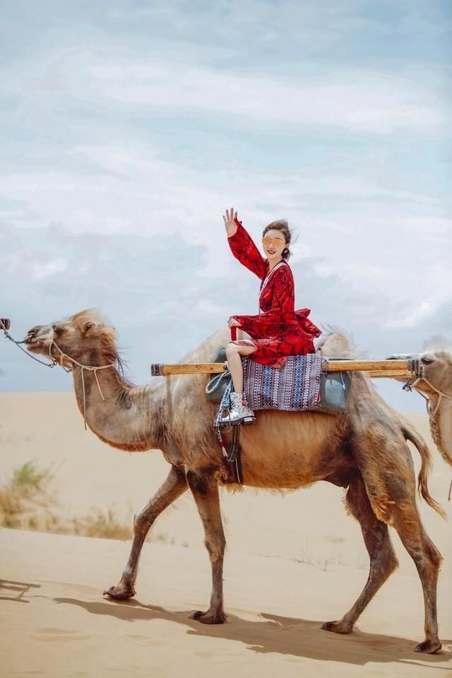  吉娜|妻子团沙漠上骑骆驼，蔡少芬风姿绰约，吉娜穿碎花裙少女感满满