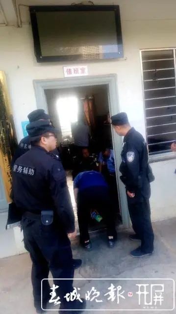  进社区|昆明男子携刀冲进社区值班室，反锁房门拧开汽油要点火…